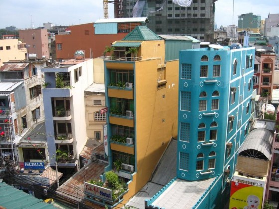 Schmale und bunte Hochhäuser in Saigon