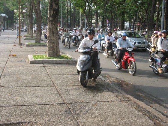 Abkürzung - Rollerfahrer benutzt den Gehweg