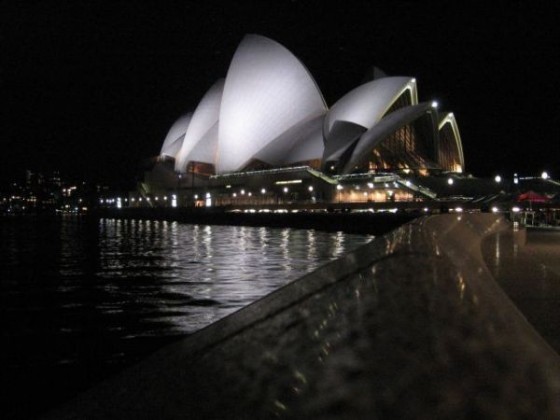 Die erleuchtete Oper von Sydney bei Nacht
