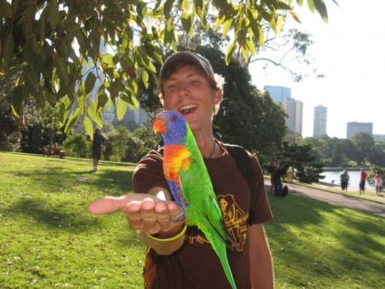 Ich im Botanischen Garten von Sydney mit einem Papagei auf der Hand