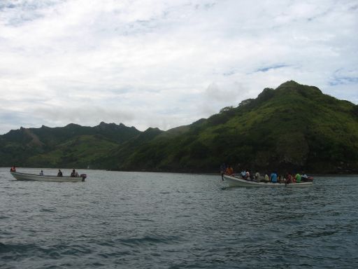 Fidschianer auf dem Weg mit Booten in die Kirche