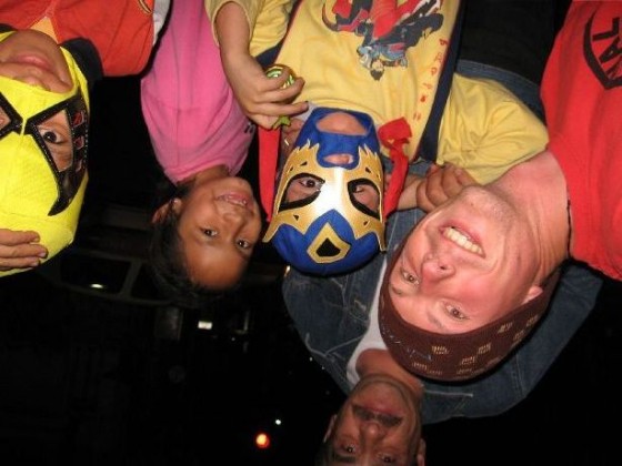 Ich mit Kindern mit Lucha Libre Masken