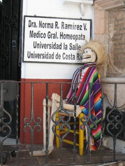 Skelett mit Sombrero vor einem Arzt