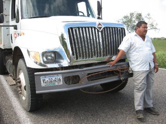 Grimmiger Mexikaner vor seinem Truck