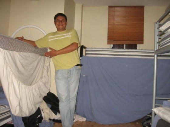 Arzt aus Algerien im Dorm vor seinem Stockbett