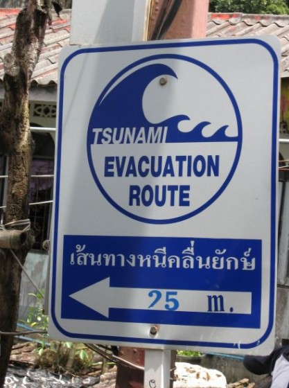 Schild: Tsunami Evacuation Route