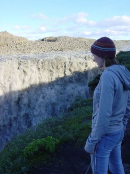 Martina schaut in den riesigen Wasserfall Dettifoss