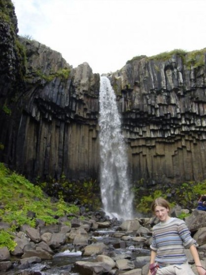 Wasserfall Svartifoss mit eckigen Basaltsäulen