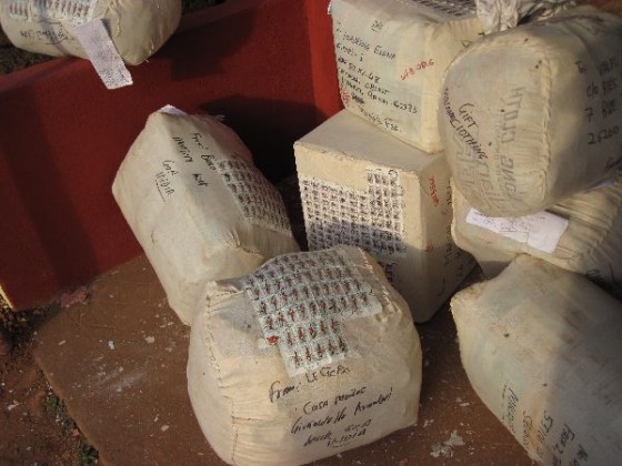 Kisten mit hunderten von Briefmarken drauf