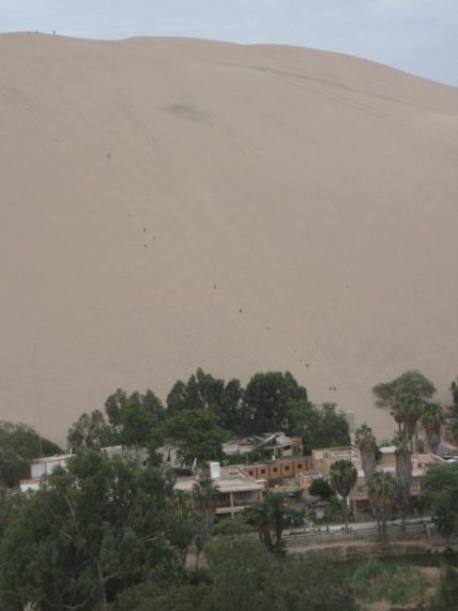 Oase Huacachina mit riesiger Sanddüne dahinter