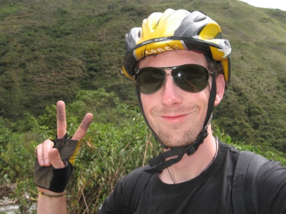 ich mit Helm, Fahrradhandschuhen und Fliegerbrille im peruanischen Dschungel